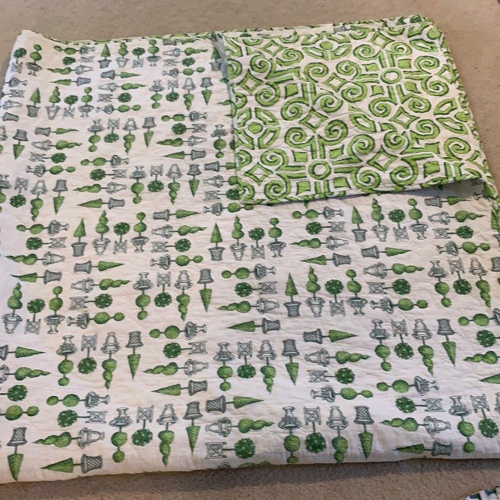 Williamsburg set of reversible quilted bedspread/ 2 Euro shams and 2 valances .